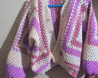 Cárdigan corto hexagonal de crochet lavanda