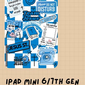 Può includere: Una custodia blu e bianca per iPad Mini 6/7a generazione con adesivi a tema religioso. Gli adesivi includono frasi come "Team Jesus", "Please Do Not Disturb" e "Jesus is Calling". Altri elementi includono una faccina sorridente, stelle e una croce.