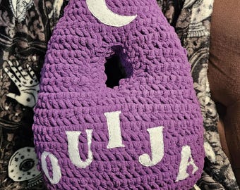 Cojín de planchette Ouija morado hecho a mano a crochet – Decoración mágica para el hogar