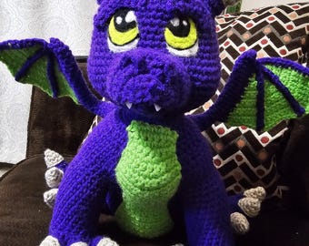 Peluche amigurumi de ganchillo de dragón bebé morado