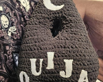 Cojín de planchette Ouija de ganchillo hecho a mano – Decoración mágica para el hogar