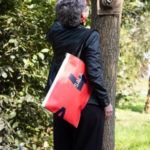 The LUPE tote bag is perfect for your day to day, being a super-light water-resistant coverless and comfortable wear.