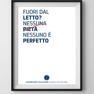 Può includere: Un poster incorniciato con il testo "FUORI DAL LETTO? NESSUNA PIETA NESSUNO È PERFETTO" in testo blu con una linea rossa che attraversa la parola "PIETA". Il poster include anche il testo "GIACOMINO PORETTI (detto GIACOMO) Chiedimi se sono Felice (2000)" in testo blu più piccolo in basso.