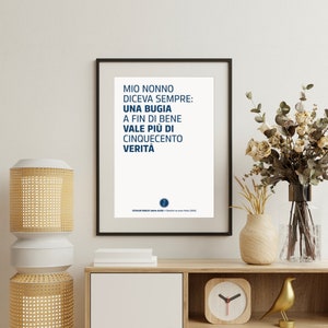 Può includere: Una stampa incorniciata con sfondo bianco e testo blu. Il testo recita "Mio nonno diceva sempre: Una bugia a fin di bene vale più di cinquecento verità."