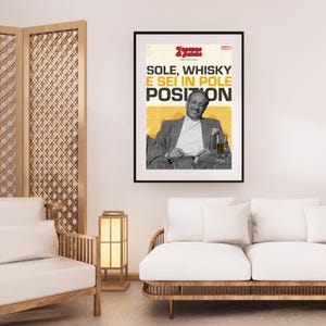 Puede incluir: Un póster en blanco y negro con fondo amarillo que muestra a un hombre sentado en una silla con una bebida en la mano. El póster tiene el texto "SOLE, WHISKY E SEI IN POLE POSITION" en rojo y blanco.
