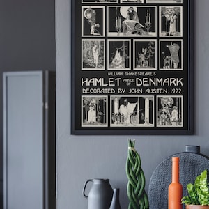 Pode incluir: Um p&ocirc;ster preto e branco com ilustra&ccedil;&otilde;es de cenas de Hamlet, pr&iacute;ncipe da Dinamarca de William Shakespeare. O p&ocirc;ster &eacute; decorado por John Austen, 1922.