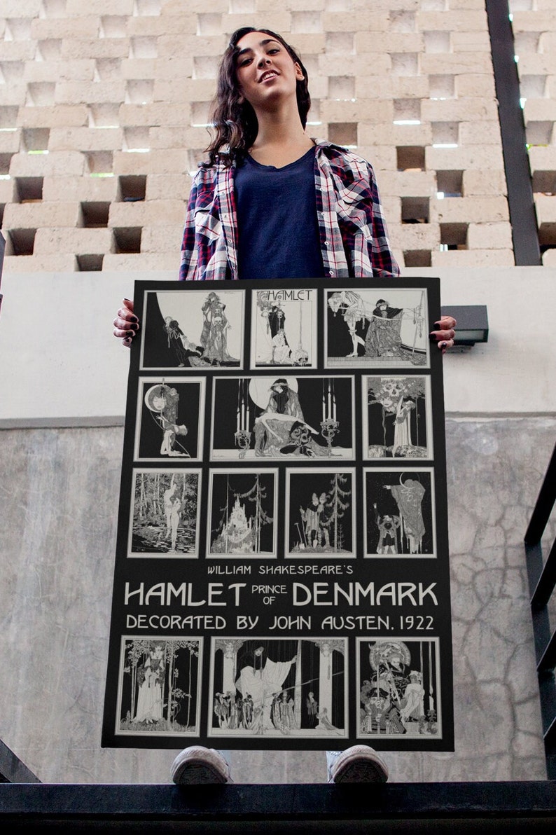 Pode incluir: Um p&ocirc;ster preto e branco com ilustra&ccedil;&otilde;es de Hamlet, pr&iacute;ncipe da Dinamarca, de William Shakespeare. O p&ocirc;ster &eacute; decorado por John Austen, 1922.