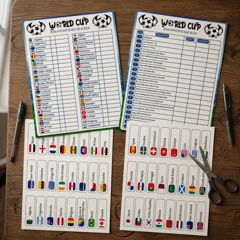Op de afbeelding: World Cup 2026 sweepstake tracker en regelvellen met landenvlaggen en teamnamen. Inclusief sticker vellen, pennen en schaar op een houten oppervlak. De tracker heeft een voetbal afbeelding.