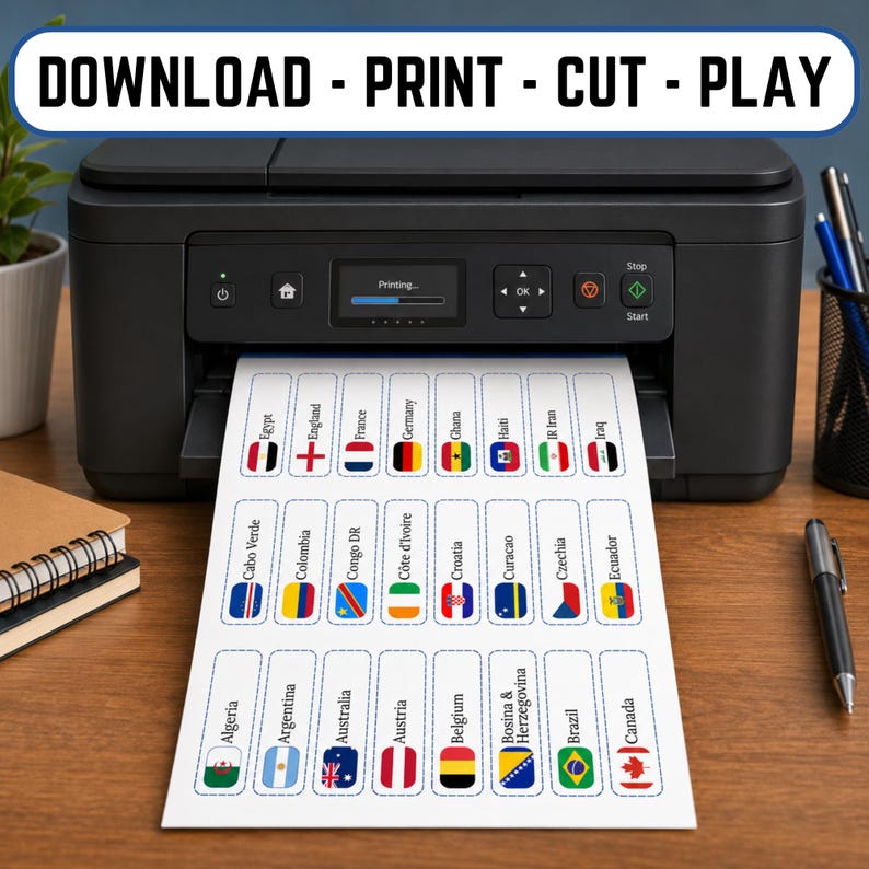Op de afbeelding: Een zwarte printer print een vel papier met vlaglabels van landen. De labels bevatten vlaggen uit Algerije, Argentini&euml;, Australi&euml;, Oostenrijk, Belgi&euml;, Brazili&euml;, Canada en meer. De tekst bovenaan luidt "DOWNLOAD - PRINT - CUT - PLAY".
