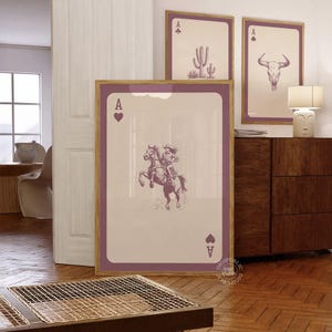 Conjunto de arte de parede ocidental roxa, impressões de cartas de baralho de cowboy e trio de cactos do deserto, pôsteres de decoração rústica do Velho Oeste para casa de campo