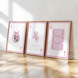 Juego de 3 piezas de arte mural de discoteca del oeste: pósteres de cartas de ases rosas, lámina de vaquera y caballo, bola de discoteca y entradas para "Good Times", decoración retro digital