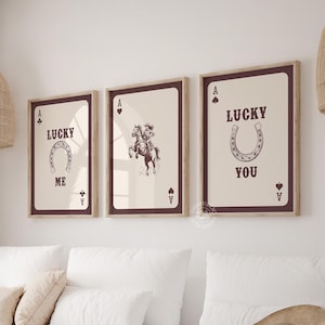 Juego de arte mural de cartas de vaquera, impresiones "Lucky Me Lucky You", decoración western con herraduras, pósteres digitales rústicos del Viejo Oeste (3 piezas)