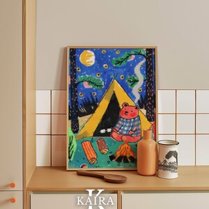 Skurril Camping Bär Kunstdruck | Niedliches Outdoor Adventure Poster | Nächtliche Waldszene | Digitaler Download Wand Dekor | Lustiges Tier Kunstwerk