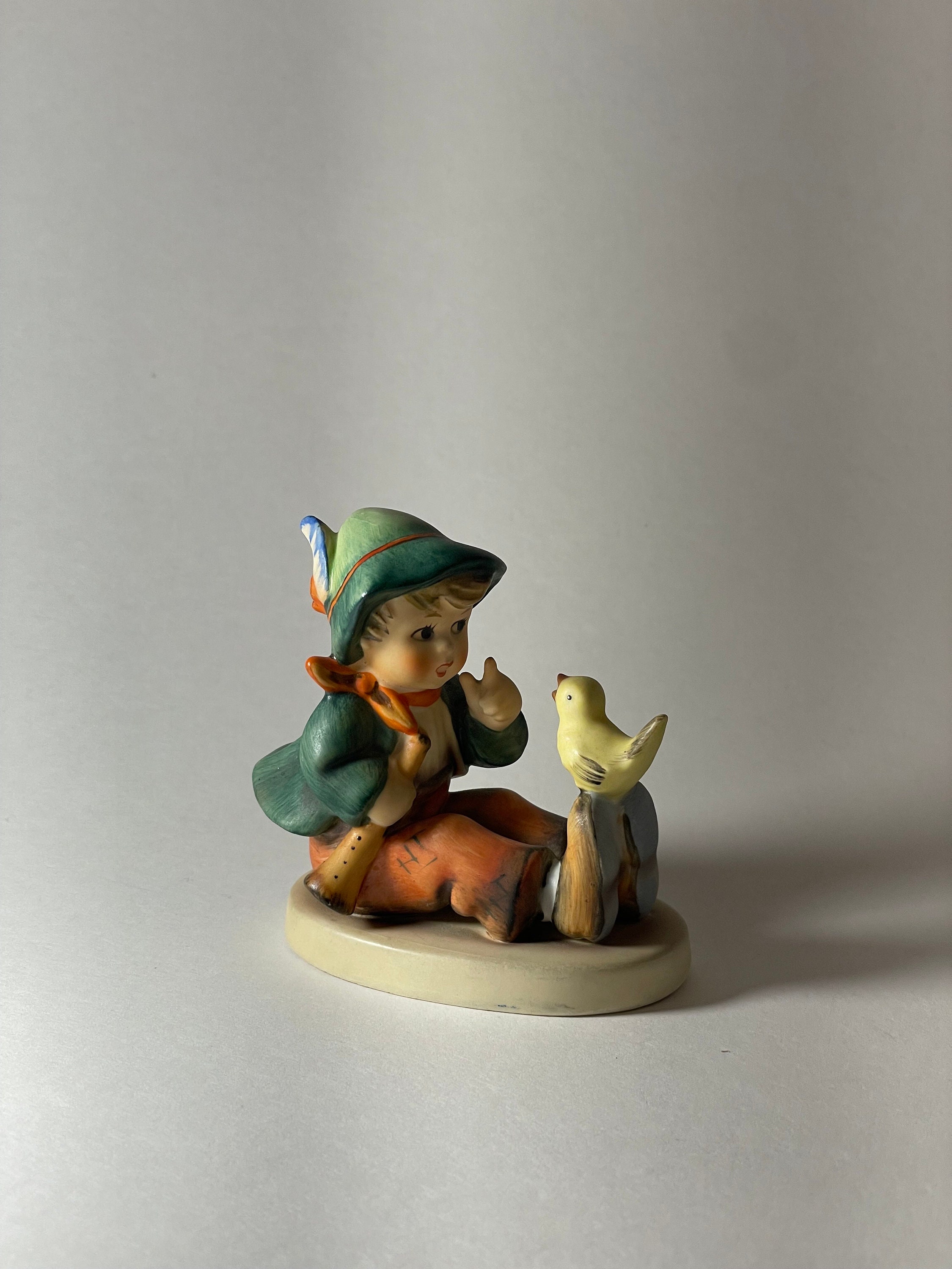 旧西ドイツのGoebel 社製　カーディナル　磁器製フィギュア Vintage M.I. Hummel Goebel Singing Lesson Figurine, Stamped 63