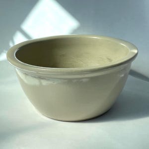 Vintage Robinson Ransbottom Pottery Company (R.R.P. Co.) 9” diameter Biege Cream Colored Mixing Bowl w Crown Stamp Logo, Stamped UB 308