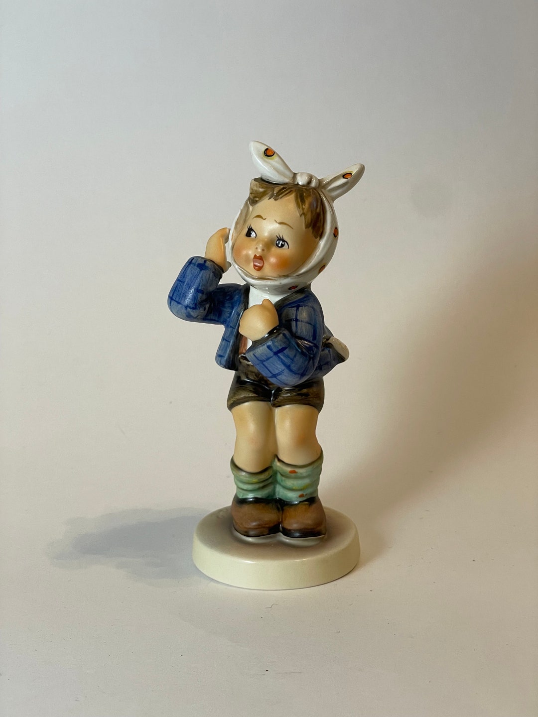 Vintage M.I. Hummel Club GOEBEL i Brought You A Gift 479 Figurine