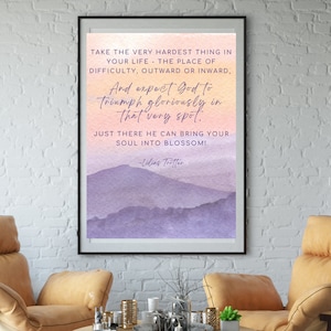 Puede incluir: Una pintura de acuarela de una cordillera con una cita de Lilias Trotter: "Toma lo más difícil de tu vida - el lugar de la dificultad, hacia afuera o hacia adentro, y espera que Dios triunfe gloriosamente en ese mismo lugar. ¡Justo ahí Él puede hacer que tu alma florezca!"