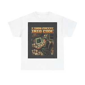 Könnte beinhalten: Weißes T-Shirt mit einer Grafik, die eine Person beim Programmieren an einem Computer zeigt, umgeben von Kaffeetassen. Der Text "I TURN COFFEE INTO CODE" ist über dem Bild zu sehen. Das Design hat eine Retro- und Vintage-Ästhetik.