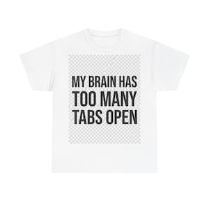 Könnte beinhalten: Weißes T-Shirt mit dem schwarzen Text "MY BRAIN HAS TOO MANY TABS OPEN". Der Text befindet sich über einem grau-weiß karierten Quadrat. Das T-Shirt hat einen Rundhalsausschnitt und kurze Ärmel.