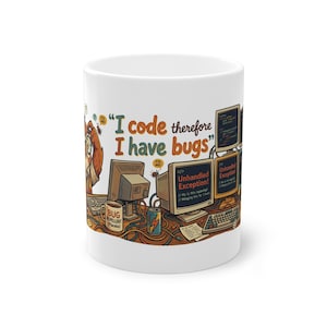 Könnte beinhalten: Weiße Keramik-Tasse mit humorvollem Design. Die Tasse zeigt den Text "I code therefore I have bugs" zusammen mit Illustrationen von Computermonitoren, einer Eule und einer Kaffeetasse. Die Tasse hat eine Standardgröße.