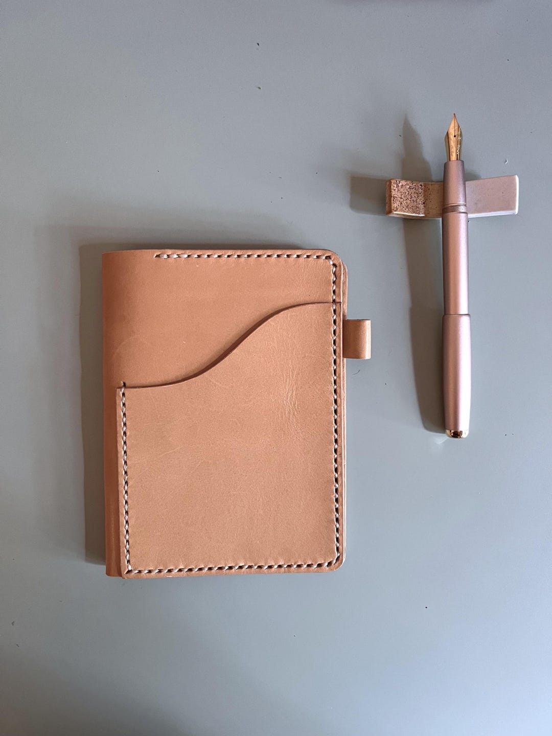 A6サイズのベジタブルタンニンなめし革製カバー（無染色レザー