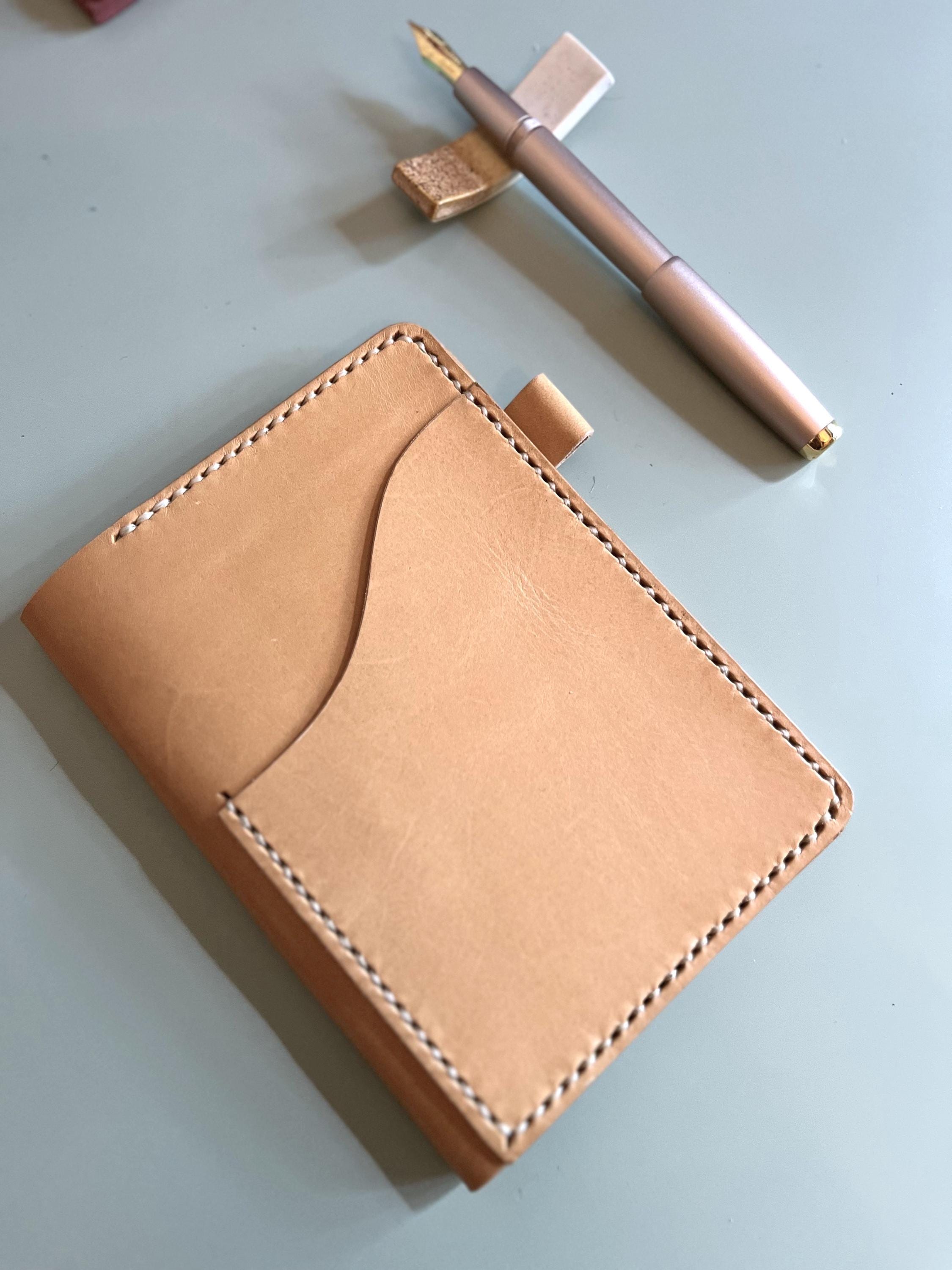 A6サイズのベジタブルタンニンなめし革製カバー（無染色レザー