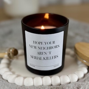 Duftkerze &quot;Hope your new neighbors aren’t serial killers&quot; – handgegossen, aromatisch, witziges Einzugsgeschenk, Dekoidee für neue Wohnung