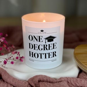 Duftkerze ONE DEGREE HOTTER – perfekte Geschenkidee zum Abschluss, handgegossen, mit warmem, inspirierendem Duft für besondere Momente