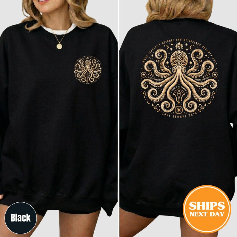 Puede incluir: Sudadera negra con un dise&ntilde;o de pulpo dorado en la parte delantera y trasera. El dise&ntilde;o trasero incluye el texto "When injustice becomes law, resistance becomes duty" y "Love Trumps Hate".