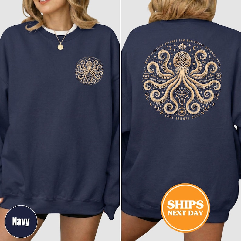 Puede incluir: Sudadera azul marino con un dise&ntilde;o de pulpo dorado en la parte delantera y trasera. El dise&ntilde;o trasero incluye el texto "Cuando la injusticia se convierte en ley, la resistencia se convierte en deber". La sudadera tiene cuello redondo y mangas largas.