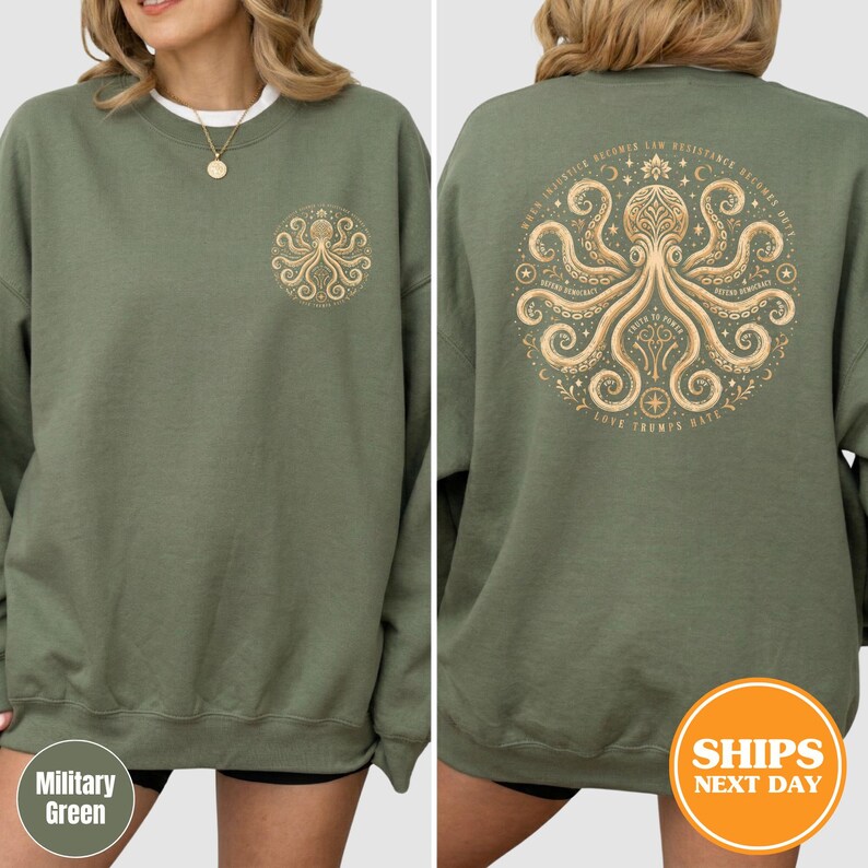Puede incluir: Sudadera verde militar con un dise&ntilde;o de pulpo dorado en la parte delantera y trasera. El dise&ntilde;o trasero incluye el texto "Cuando la injusticia se convierte en ley, la resistencia se convierte en deber". La sudadera es de color s&oacute;lido y tiene cuello redondo.