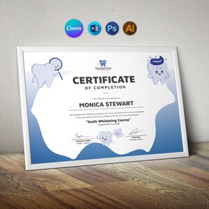 Op de afbeelding: Een wit ingelijst certificaat van voltooiing voor een tandenbleekcursus, met blauwe gradiëntaccenten, cartoon-tandillustraties en tekst inclusief de naam Monica Stewart, de cursustitel en handtekeningen van Robert Johnson en Meredith Gilliam.