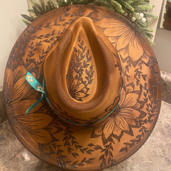 Cappello bruciato cammello floreale
