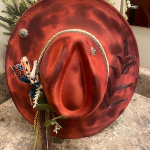 Gefackelter Cranberry Burnt Hat