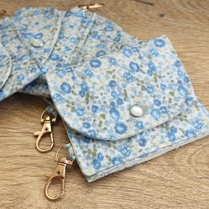 Minitarjetero hecho a mano, monedero de lona floral azul y beige, llavero de tela, minimonedero con cierre a presión, regalo para ella