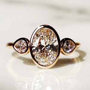 3 CT Oval Cut Moissanite Drei Stein Lünette Ring für Frauen 14K Solid Gelb Gold Ring Oval Trilogy Ring Oval Lünette Ring Moissanite Oval Ring