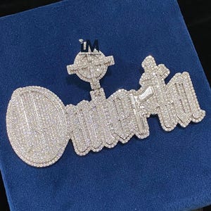 Pingente redondo personalizado de moissanite com letra inicial totalmente em gelo, joia de rapper hip hop com gelo para homens