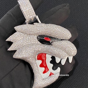 Colgante de plata 925 pesada con diamantes de moissanita de corte redondo, colgante de estilo hip hop, colgante con dije de moissanita Hellcat, colgante de esmalte