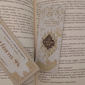 Può includere: Un segnalibro in stile vintage con un design marrone e oro. Il segnalibro presenta il testo "London 10 Hogwarts Platform 9 3/4" e un bordo decorativo. Il segnalibro è un ottimo modo per segnare il tuo posto in un libro e mostrare il tuo amore per Harry Potter.