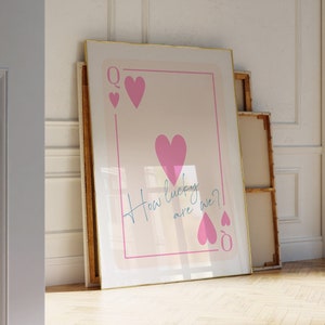 Stampa rosa alla moda Regina di cuori Poster fortunato Stampa alla moda Quanto siamo fortunati Poster di carte da gioco estetiche Decorazione della stanza Preppy y2k DIGITALE