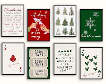 Può includere: Una collezione di stampe artistiche incorniciate con vari disegni. Una stampa presenta testo a tema natalizio, un'altra mostra bicchieri da cocktail e altre mostrano illustrazioni di alberi, fiocchi di neve, carte da gioco e tagliandi di biglietti. Le stampe sono in cornici nere.