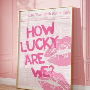 Trendy roze hoe gelukkig zijn we kunst aan de muur, retro krantenpapier print, lippen poster, vintage barwagen, college appartement preppy kamer decor