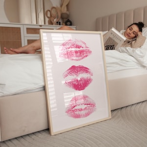 Modna różowa sztuka ścienna kokietki, retro pocałunek ust, plakat Preppy Girly, cyfrowe pobieranie dekoracji apartamentu w college'u, słodka estetyczna sztuka pokojowa