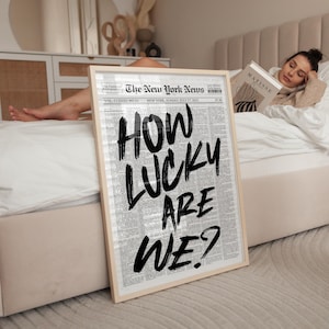 トレンドのブラック「How Lucky Are We」ウォールアート、レトロな新聞プリント、ポジティブな名言ポスター、大学アパートのプレッピーな部屋の装飾、デジタルダウンロード