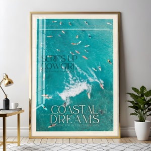 Arte de pared con vaquera surfista costera azul, impresión de periódico vintage de los años 70, póster elegante de surfista de playa, regalo de surfista, revista retro de surf Coastal Life