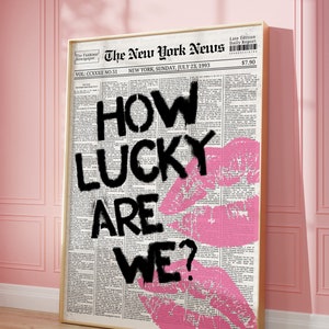 トレンディな「How Lucky Are We」ウォールアートプリント、レトロな新聞プリント、ピンクのキスポスター、ヴィンテージバーカート、大学アパートのプレッピールームの装飾