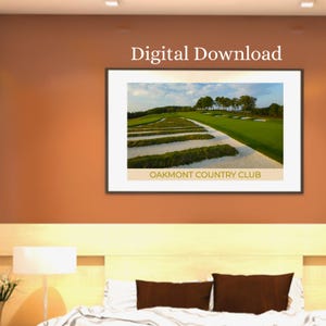 以下が含まれることがあります： 青い空の下、緑の芝生、砂のトラップ、木々が描かれたゴルフコースの額入りプリント。「OAKMONT COUNTRY CLUB」の文字が下にあります。「Digital Download」の文字が上にあります。