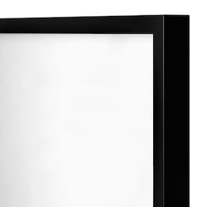 Puede incluir: Un marco de fotos negro con un paspart&uacute; blanco.
