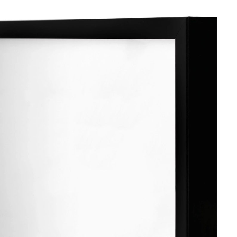 Puede incluir: Un marco de fotos negro con un paspart&uacute; blanco.