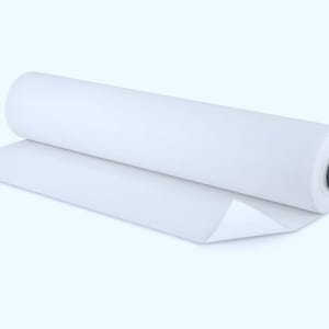 Puede incluir: Un rollo de papel blanco est&aacute; parcialmente desenrollado, mostrando la superficie del papel blanco. El rollo tiene un n&uacute;cleo de pl&aacute;stico negro.